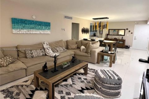 Condo in Miami Beach, Florida, 2 bedrooms  № 1804129 - photo 15