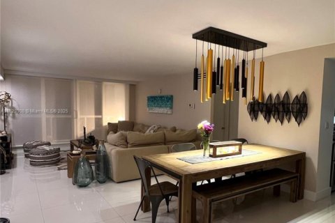 Condo in Miami Beach, Florida, 2 bedrooms  № 1804129 - photo 9