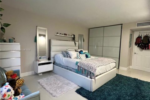 Condo in Miami Beach, Florida, 2 bedrooms  № 1804129 - photo 23