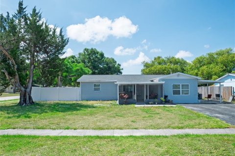 House in Clearwater, Florida 3 bedrooms, 146.6 sq.m. № 2097180