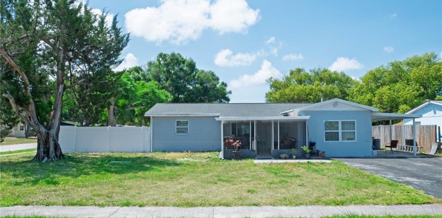 House in Clearwater, Florida 3 bedrooms, 146.6 sq.m. № 2097180