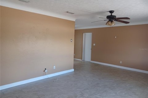 Villa ou maison à louer à Saint Petersburg, Floride: 3 chambres, 118.17 m2 № 2426924 - photo 2