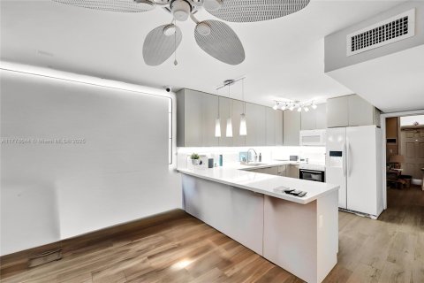 Condo in Hollywood, Florida, 1 bedroom  № 1726027 - photo 4