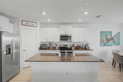 Villa ou maison à vendre à Zephyrhills, Floride: 4 chambres, 192.59 m2 № 2324109 - photo 9