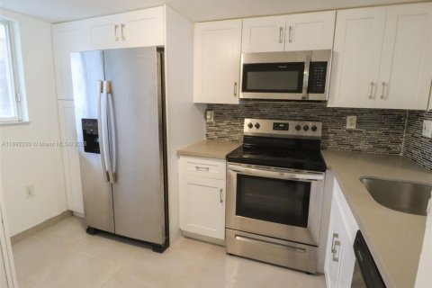 Condo in Miami, Florida, 3 bedrooms  № 1944217 - photo 1