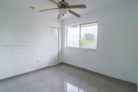 Condo in Miami, Florida, 3 bedrooms  № 1944217 - photo 15
