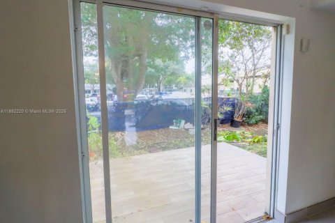 Condo in Miami, Florida, 3 bedrooms  № 1944217 - photo 21