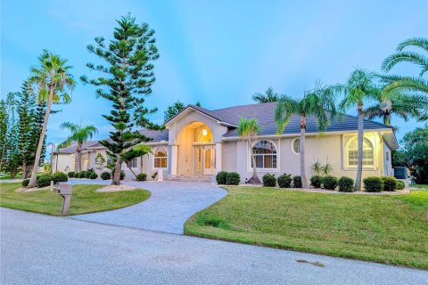 House in Punta Gorda, Florida 4 bedrooms, 408.21 sq.m. № 1918904 - photo 1