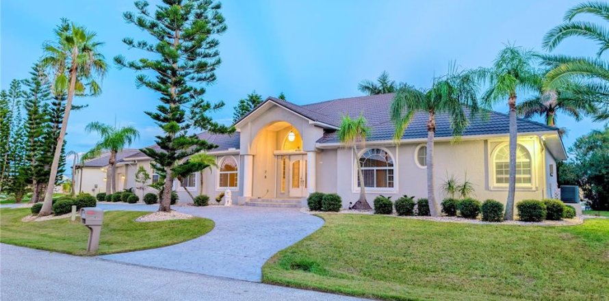 House in Punta Gorda, Florida 4 bedrooms, 408.21 sq.m. № 1918904