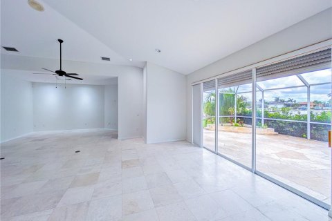 House in Punta Gorda, Florida 4 bedrooms, 408.21 sq.m. № 1918904 - photo 9