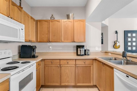 Condo in Tampa, Florida, 1 bedroom  № 1829051 - photo 11