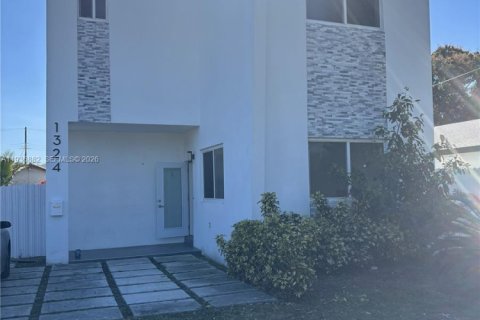 Casa en Miami, Florida 3 dormitorios, 152.17 m2 № 2003674