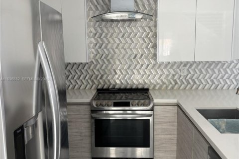 Casa en venta en Miami, Florida, 3 dormitorios, 152.17 m2 № 2003674 - foto 4