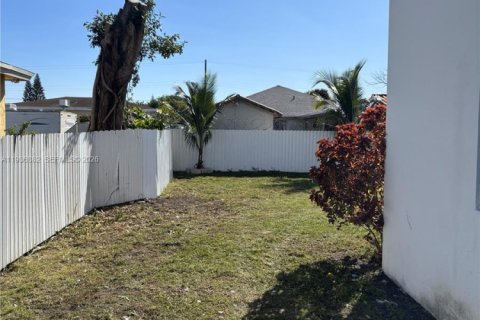 Casa en venta en Miami, Florida, 3 dormitorios, 152.17 m2 № 2003674 - foto 3