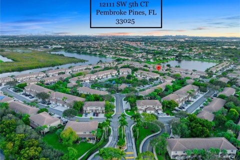 Townhouse in Pembroke Pines, Florida 2 bedrooms, 124.3 sq.m. № 2000568