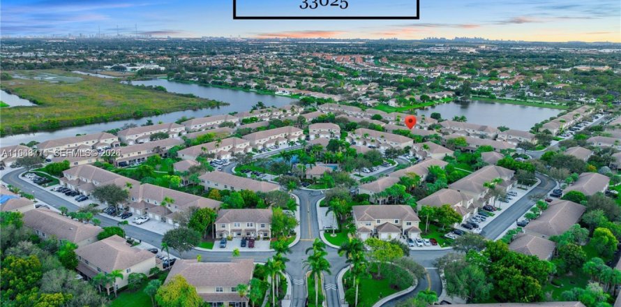 Таунхаус в Пемброк-Пайнс, Флорида 2 спальни, 124.3м2 № 2000568