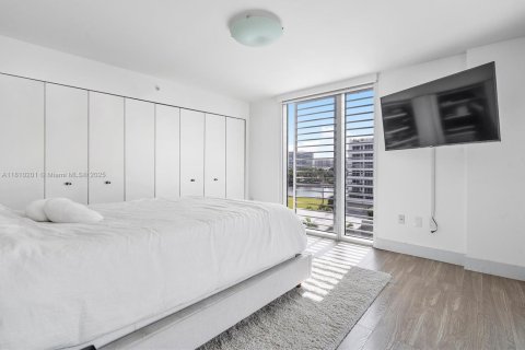 Condo in Bay Harbor Islands, Florida, 2 bedrooms  № 1752484 - photo 11