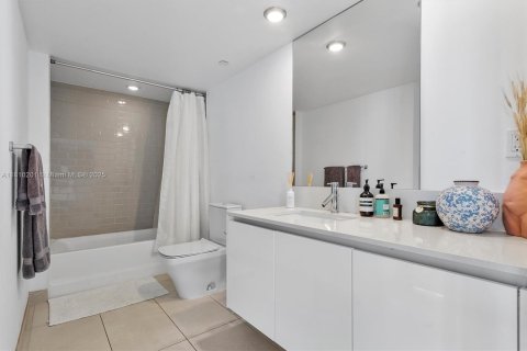 Condo in Bay Harbor Islands, Florida, 2 bedrooms  № 1752484 - photo 17