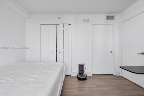 Condo in Bay Harbor Islands, Florida, 2 bedrooms  № 1752484 - photo 16