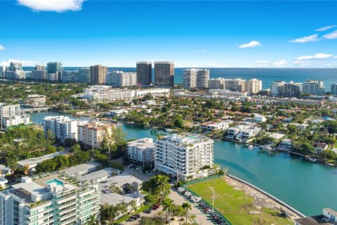 Condo in Bay Harbor Islands, Florida, 2 bedrooms  № 1752484 - photo 1
