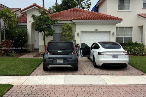 Townhouse in Miramar, Florida 3 bedrooms, 109.44 sq.m. № 1790740 - photo 2