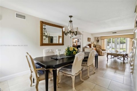 House in Plantation, Florida 3 bedrooms, 191.75 sq.m. № 1699096 - photo 15