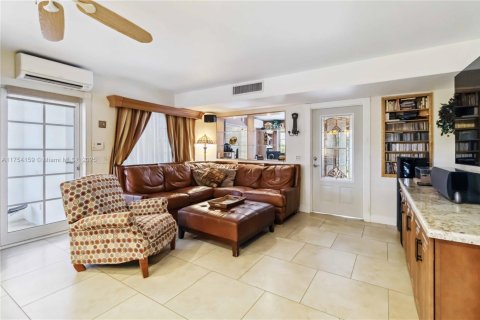 House in Plantation, Florida 3 bedrooms, 191.75 sq.m. № 1699096 - photo 12