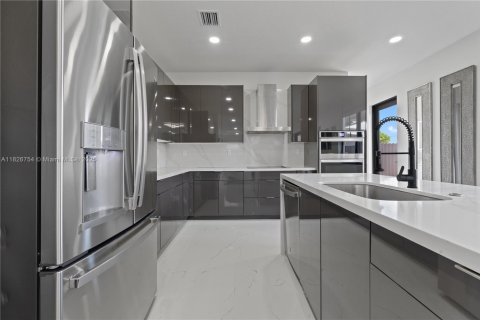 House in Miami, Florida 5 bedrooms, 309.09 sq.m. № 1799452 - photo 13