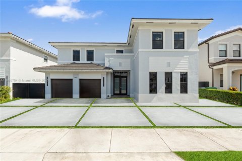 House in Miami, Florida 5 bedrooms, 309.09 sq.m. № 1799452 - photo 1