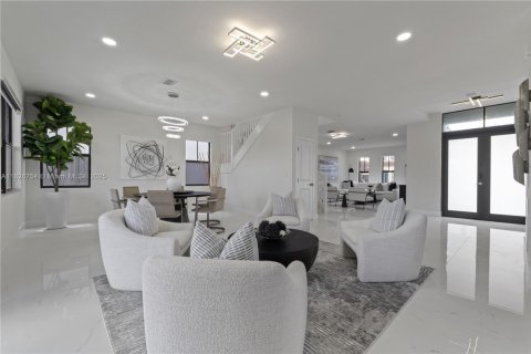 House in Miami, Florida 5 bedrooms, 309.09 sq.m. № 1799452 - photo 5