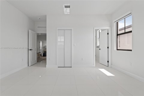 House in Miami, Florida 5 bedrooms, 309.09 sq.m. № 1799452 - photo 30