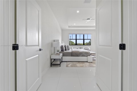 House in Miami, Florida 5 bedrooms, 309.09 sq.m. № 1799452 - photo 20