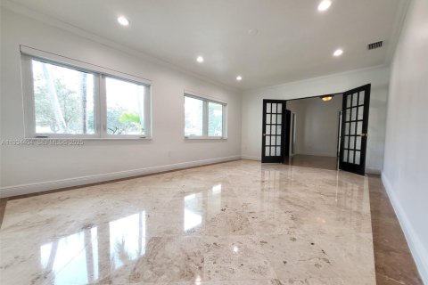 Снять в аренду виллу или дом в Корал-Гейблс, Флорида 3 спальни, 194.44м2, № 1992739 - фото 7