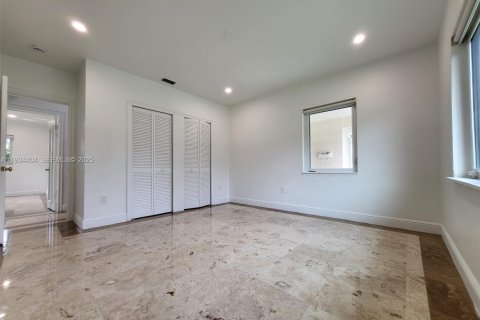 Снять в аренду виллу или дом в Корал-Гейблс, Флорида 3 спальни, 194.44м2, № 1992739 - фото 13