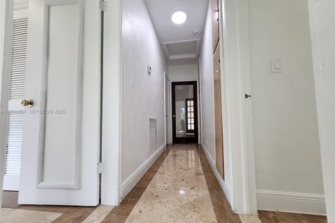 Снять в аренду виллу или дом в Корал-Гейблс, Флорида 3 спальни, 194.44м2, № 1992739 - фото 10