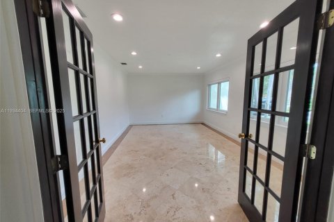 Снять в аренду виллу или дом в Корал-Гейблс, Флорида 3 спальни, 194.44м2, № 1992739 - фото 6