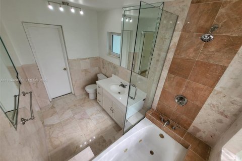 Снять в аренду виллу или дом в Корал-Гейблс, Флорида 3 спальни, 194.44м2, № 1992739 - фото 16