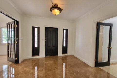 Снять в аренду виллу или дом в Корал-Гейблс, Флорида 3 спальни, 194.44м2, № 1992739 - фото 5