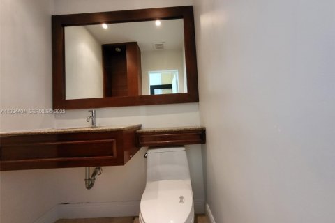 Снять в аренду виллу или дом в Корал-Гейблс, Флорида 3 спальни, 194.44м2, № 1992739 - фото 11