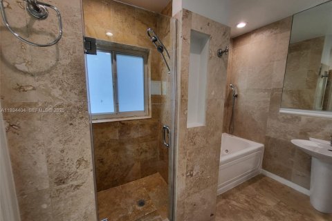 Снять в аренду виллу или дом в Корал-Гейблс, Флорида 3 спальни, 194.44м2, № 1992739 - фото 25