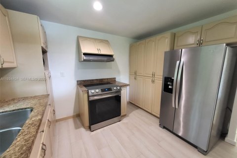 Снять в аренду виллу или дом в Корал-Гейблс, Флорида 3 спальни, 194.44м2, № 1992739 - фото 28