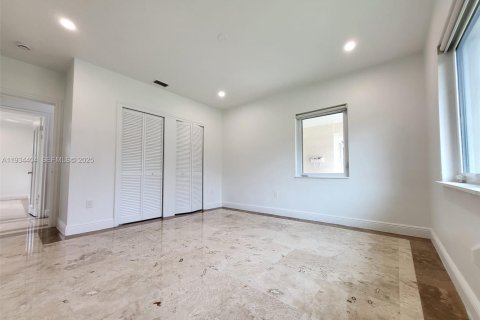 Снять в аренду виллу или дом в Корал-Гейблс, Флорида 3 спальни, 194.44м2, № 1992739 - фото 14