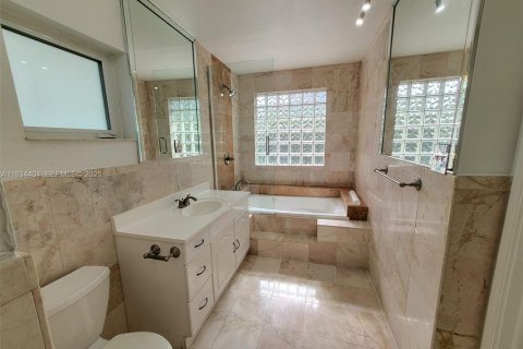 Снять в аренду виллу или дом в Корал-Гейблс, Флорида 3 спальни, 194.44м2, № 1992739 - фото 15