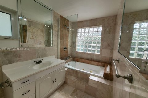 Снять в аренду виллу или дом в Корал-Гейблс, Флорида 3 спальни, 194.44м2, № 1992739 - фото 17