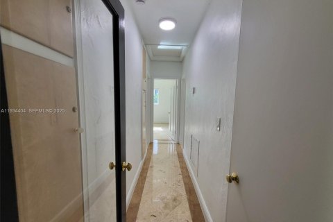Снять в аренду виллу или дом в Корал-Гейблс, Флорида 3 спальни, 194.44м2, № 1992739 - фото 9