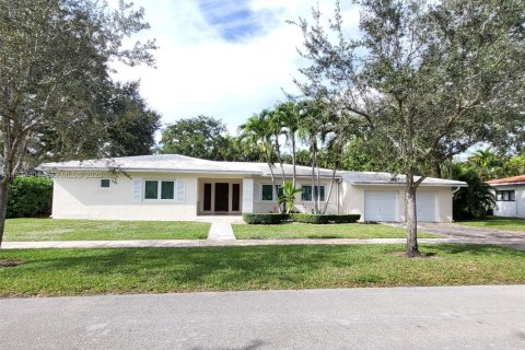 Снять в аренду виллу или дом в Корал-Гейблс, Флорида 3 спальни, 194.44м2, № 1992739 - фото 2