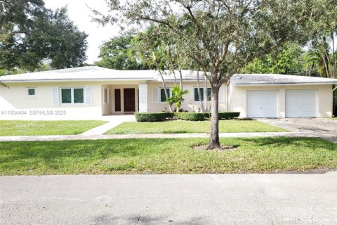 Снять в аренду виллу или дом в Корал-Гейблс, Флорида 3 спальни, 194.44м2, № 1992739 - фото 1