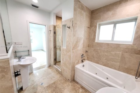 Снять в аренду виллу или дом в Корал-Гейблс, Флорида 3 спальни, 194.44м2, № 1992739 - фото 23