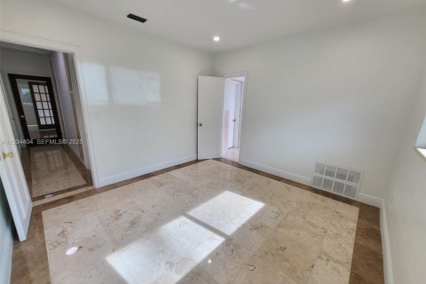 Снять в аренду виллу или дом в Корал-Гейблс, Флорида 3 спальни, 194.44м2, № 1992739 - фото 19