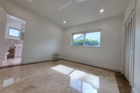 Снять в аренду виллу или дом в Корал-Гейблс, Флорида 3 спальни, 194.44м2, № 1992739 - фото 18